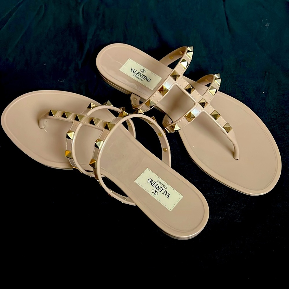 Valentino Garavani ROCKSTUD FLAT RUBBER SANDAL - Picture 2 of 3